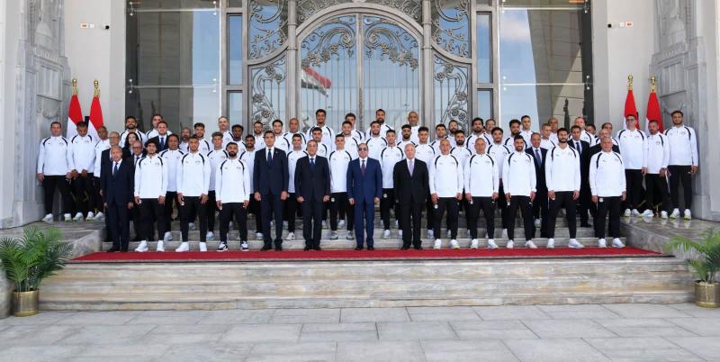 صورة تذكارية الرئيس السيسى ومنتخب مصر لكرة القدم 