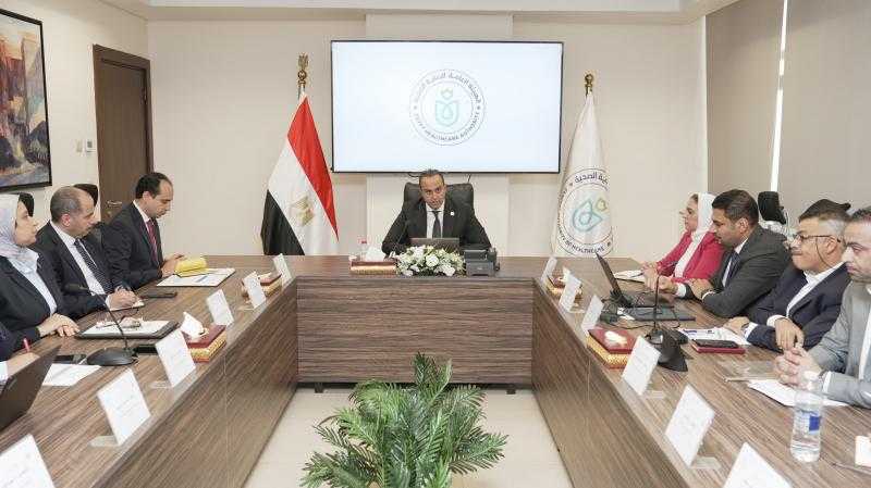 رئيس هيئة الرعاية الصحية يتابع انتظام تقديم الخدمات الطبية ومؤشرات قوائم انتظار المرضى بمحافظات تطبيق التأمين الصحي الشامل