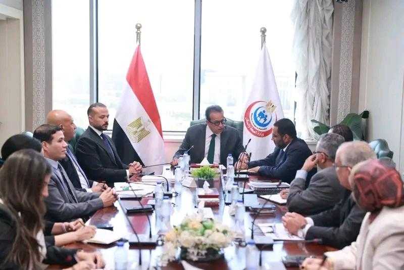 وزير الصحة يبحث مع الأمين العام لمؤسسة الجارحي تعزيز التعاون لدعم القطاع الصحي