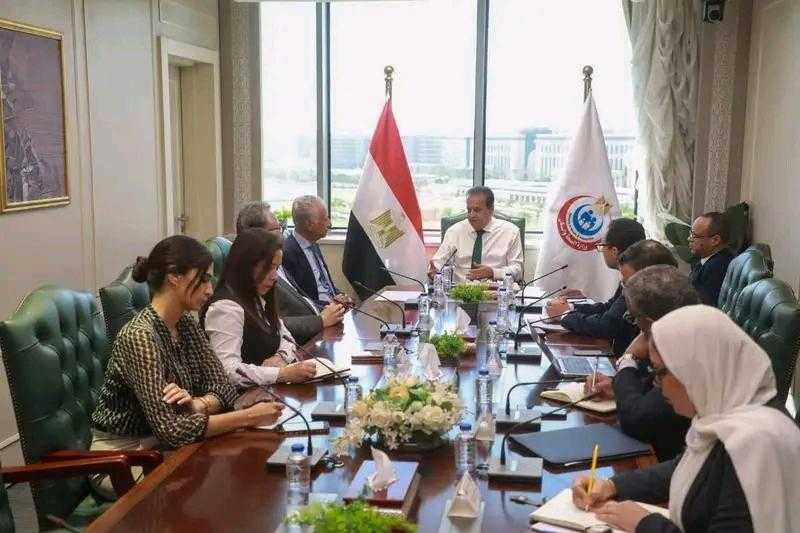 وزير الصحة يعقد اجتماعاً مع شركتي «تكنويڤ» و«ميدبوت» لتفعيل تقنية الروبوت الجراحي في مصر