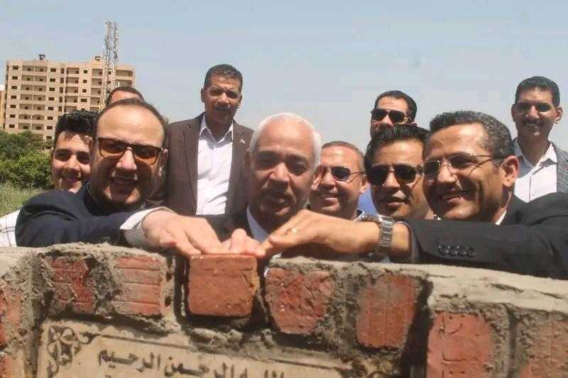 نقيب الصحفيين يضع حجر الأساس للنادي النهري بأسيوط