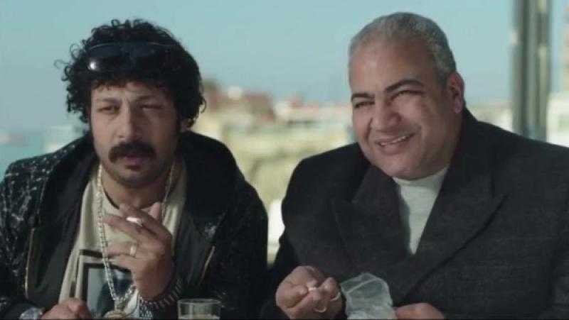 بيومي فؤاد ومحمد ثروت شقيقان في فيلم «ورا الكنبة»