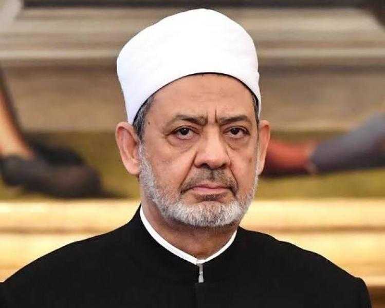 شيخ الأزهر يطمئن على مفتي الجمهورية بعد تعرضه لوعكة صحية وإجراء قسطرة بالقلب
