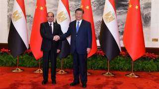 الرئيس السيسي يستقبل  ” ضيف مصر الكبير ” الرئيس الصيني بمطار القاهرة