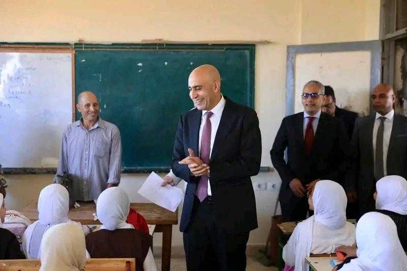 وزير التربية والتعليم يتفقد عددا من مدارس محافظة كفر الشيخ ويتابع جاهزية الفصول وانتظام الطلاب وتسليم الكتب الدراسية