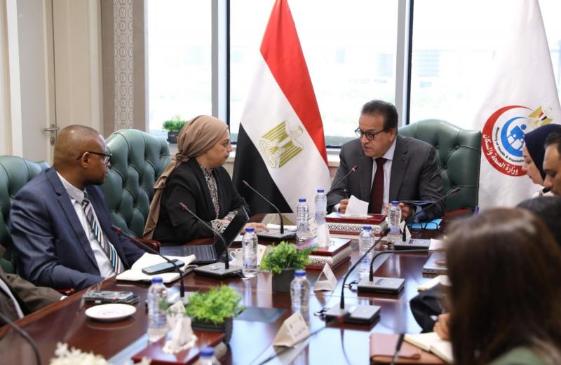 وزير الصحة وجانب من الاجتماع 