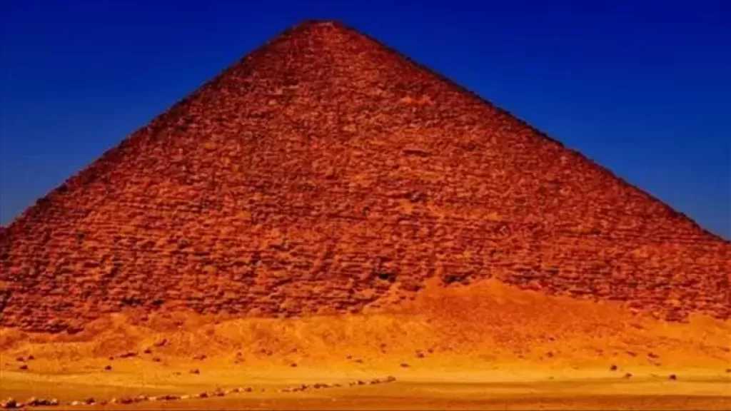 سيدة صربية تسير عارية في شوارع الهرم.. والأهالي يتدخلون لمساعدتها