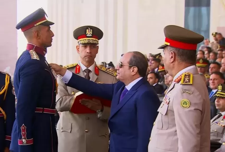 الرئيس السيسي يمنح الأنواط لأوائل الخريجين من طلاب الأكاديمية والكليات العسكرية