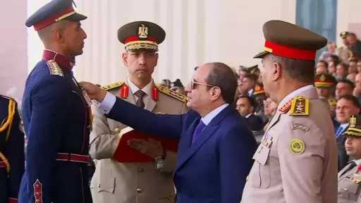 الرئيس السيسي يمنح الأنواط لأوائل الخريجين من طلاب الأكاديمية والكليات العسكرية