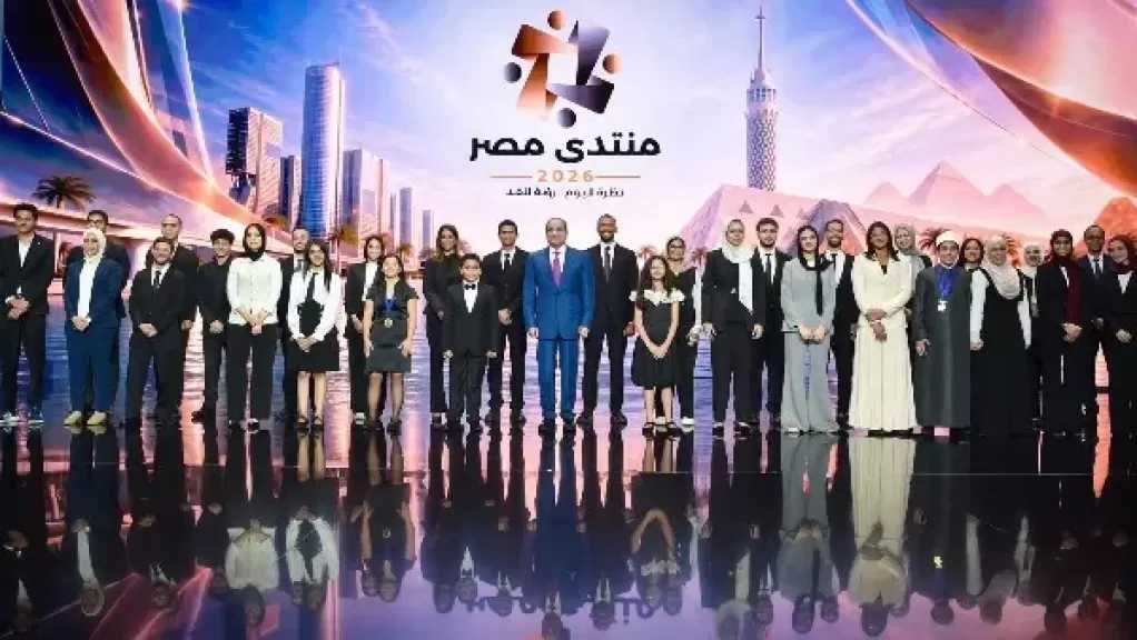 الرئيس السيسي يلتقط صورة تذكارية مع النوابغ من أبناء مصر في المجالات المختلفة